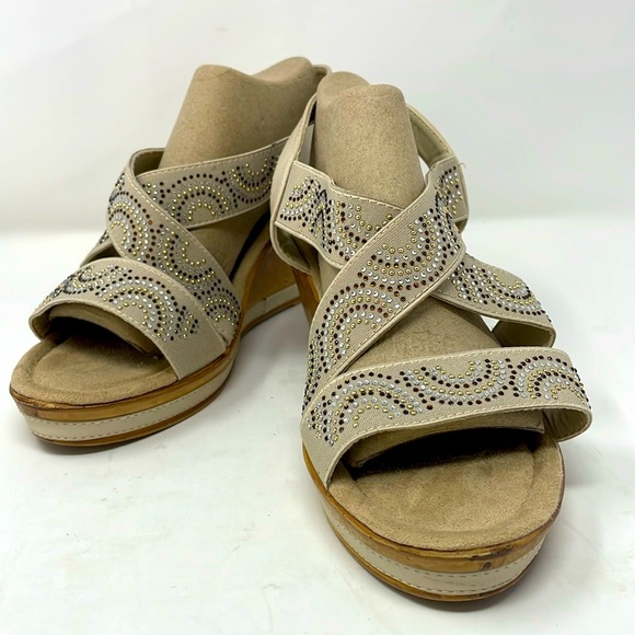 Heavenly Soles Jeweled Wedged Heel Sandals Size 10 Excellent Condition - Picture 1 of 14